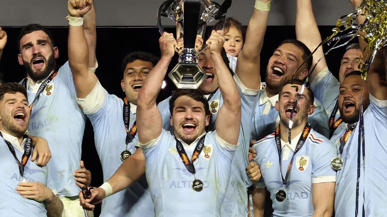 Stade de rugby rempli sous les projecteurs